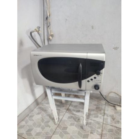 Микроволновая печь Electrolux EMS2140S, б/у